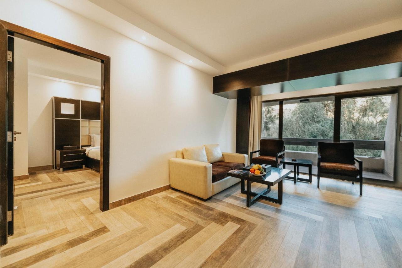 Ashur Hotel Dukhan Экстерьер фото